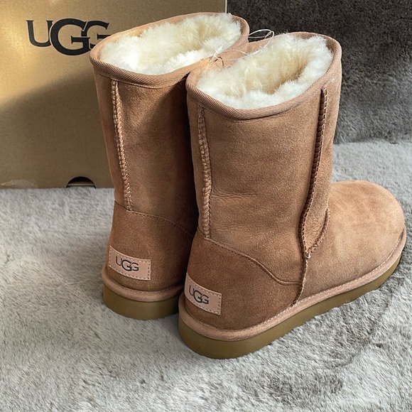 UGG - Women’s Classic Short ll / Winter Boots - Picture 4 of 7